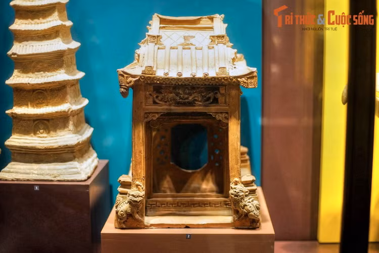 Mô hình nhà thời Trần.