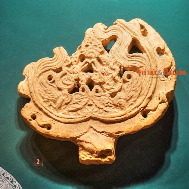 Lá đề chạm hình chim phượng thời Trần. Hình ảnh rồng hoặc phượng trong lá đề - biểu tượng về sự giác ngộ trong Phật giáo thời Trần.