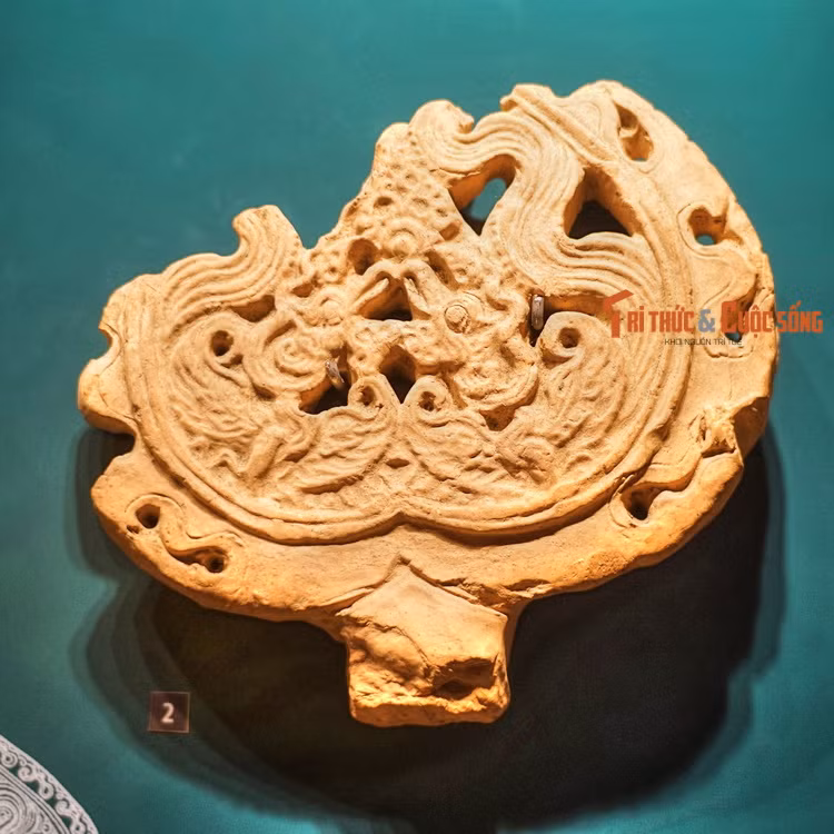 Lá đề chạm hình chim phượng thời Trần. Hình ảnh rồng hoặc phượng trong lá đề - biểu tượng về sự giác ngộ trong Phật giáo thời Trần.