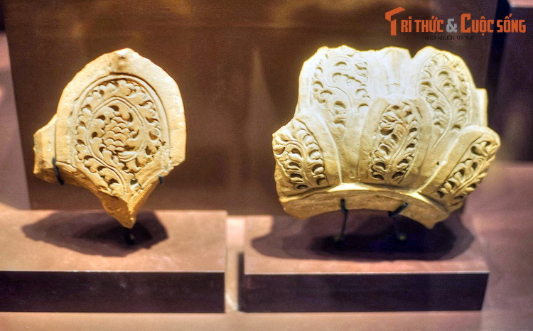 Mảnh trang trí hình cánh hoa sen thời Trần. Một nét đặc sắc trong gốm kiến trúc thời Trần là ảnh hưởng sâu sắc của Phật giáo. Kế thừa nền tảng Phật giáo thời Lý, phật giáo thời Trần phát triển rực rỡ, để lại nhiều dấu ấn trong lịch sử.