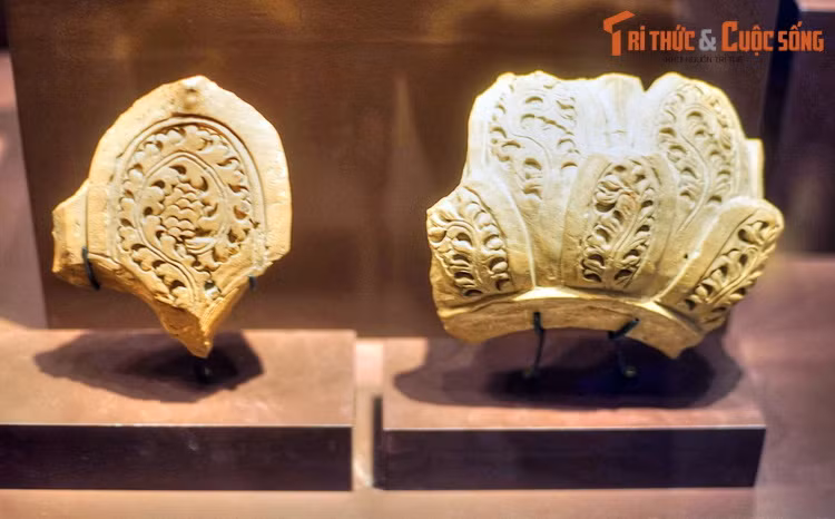 Mảnh trang trí hình cánh hoa sen thời Trần. Một nét đặc sắc trong gốm kiến trúc thời Trần là ảnh hưởng sâu sắc của Phật giáo. Kế thừa nền tảng Phật giáo thời Lý, phật giáo thời Trần phát triển rực rỡ, để lại nhiều dấu ấn trong lịch sử.