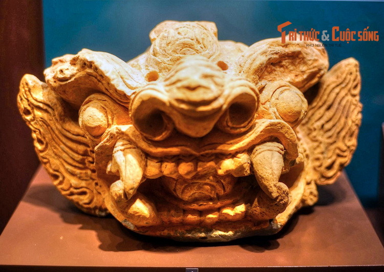 Đầu sư tử thời Trần. Qua những dấu tích còn để tại, có thể thấy rằng các công trình kiến trúc thời Trần có quy mô không to lớn, bề thế như kiến trúc thời Lý, mà đơn giản và có những sắc thái riêng biệt, tạo nên đặc trưng của kiến trúc thời Trần ở Hoàng thành Thăng Long.