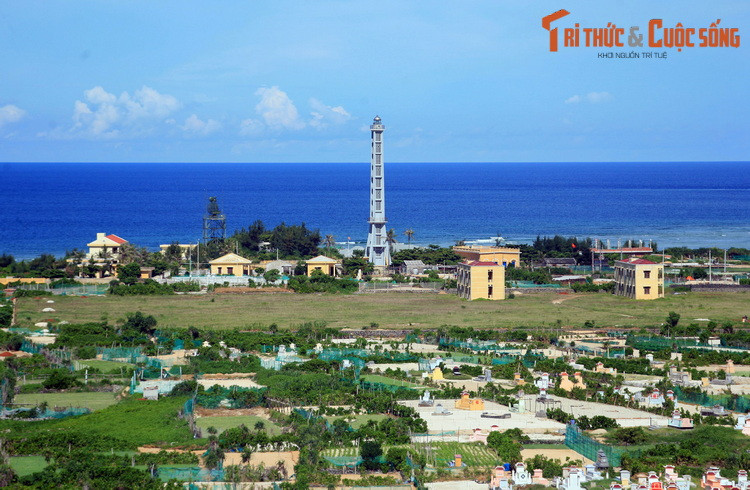 Nằm ở xã Lý Hải, hải đăng Lý Sơn là một công trình gắn với nhiều sự kiện lịch sử của đảo Lý Sơn nói riêng và tỉnh Quảng Ngãi nói chung. Theo các tư liệu, hải đăng được người Pháp đưa vào hoạt động năm 1898, nằm dưới sự quản lý của Sở Đèn pha.