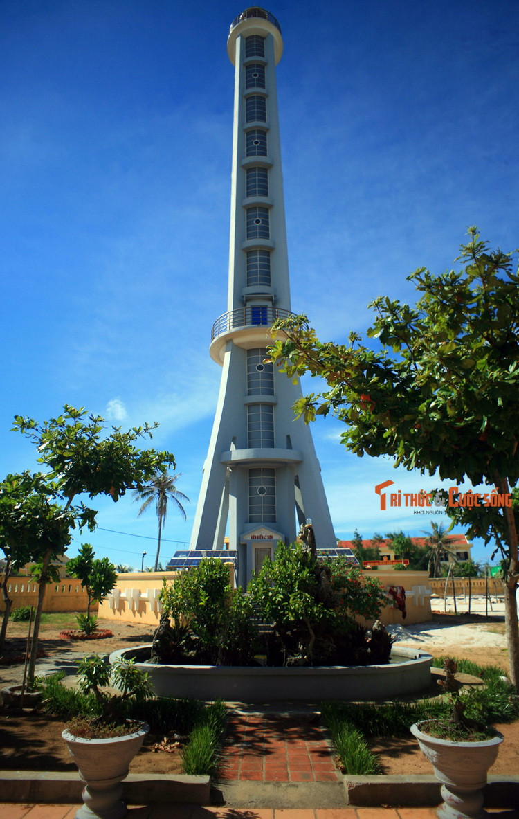 Trong phong trào cách mạng năm 1930 – 1931, khi phát hiện cờ Đảng phất cao trên núi Thới Lới ở gần đó, quân Pháp ở Sở Đèn pha đã báo cho mật thám tỉnh Quảng Ngãi ra đảo Lý Sơn truy lùng các chiến sĩ cộng sản. Sau khi bị bắt, họ bị đưa về Sở Đèn pha và bị khai thác, tra tấn dã man.