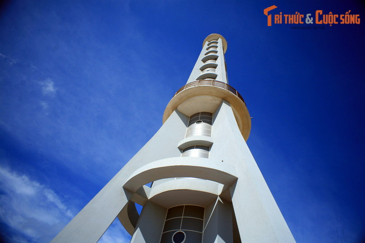 Các chiến sĩ cách mạng địa phương đã đưa lực lượng du kích đến đây bí mật chiếm giữ và dùng làm nơi luyện tập. Ngày 16/8/1945, khi khí thế cách mạng dâng trào khắp cả nước, cờ đỏ sao vàng được kéo lên đỉnh chóp hải đăng của Sở Đèn pha như một biểu tượng chiến thắng.