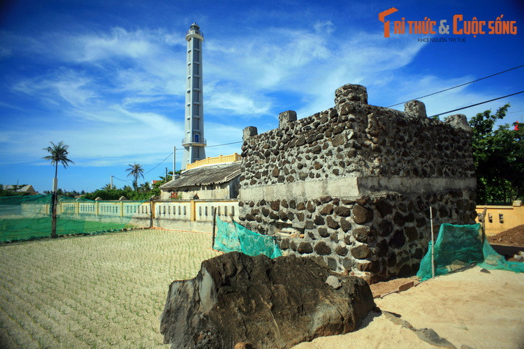 Sáng 1/9/1951, quân đội viễn chinh Pháp được sự tiếp tay của bọn nội tuyến trong đảo đã tái chiếm đảo Lý Sơn. Sở Đèn pha được chúng dùng làm đại bản doanh, đồng thời cũng là nhà tù, nơi hành hạ tra tấn nhiều cán bộ kháng chiến trên đảo. 