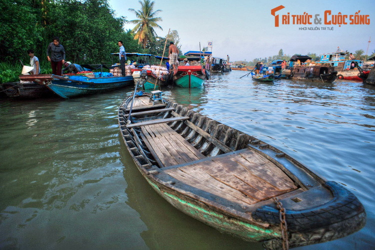 Họp từ lúc tờ mờ sáng, vào ngày thường, chợ nổi Ba Ngàn quy tụ vài chục ghe thuyền của thương lái đến từ các vùng lân cận. Vào các dịp lễ Tết chợ sẽ sầm uất hơn nhiều.