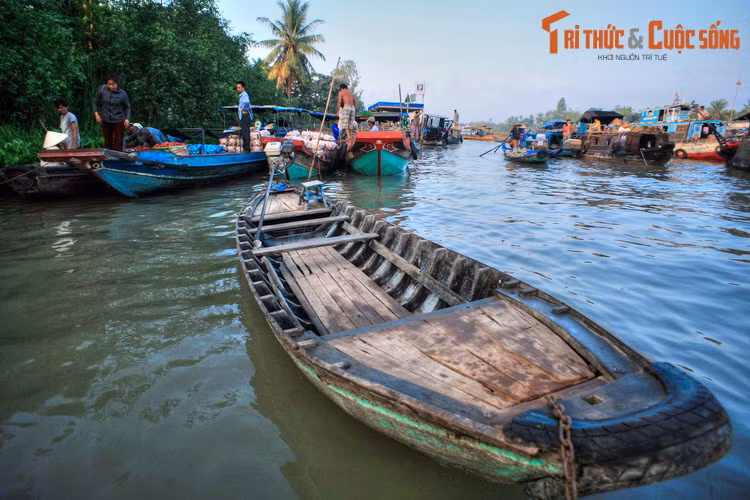 Họp từ lúc tờ mờ sáng, vào ngày thường, chợ nổi Ba Ngàn quy tụ vài chục ghe thuyền của thương lái đến từ các vùng lân cận. Vào các dịp lễ Tết chợ sẽ sầm uất hơn nhiều.