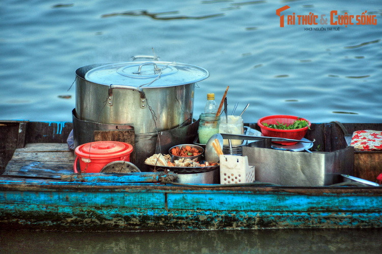 Đối với các vị khách đến từ miền khác, nét hấp dẫn nhất của chợ nổi Ba Ngàn là các hàng ăn trên thuyền, bán đủ các món ăn quen thuộc của người Nam Bộ.