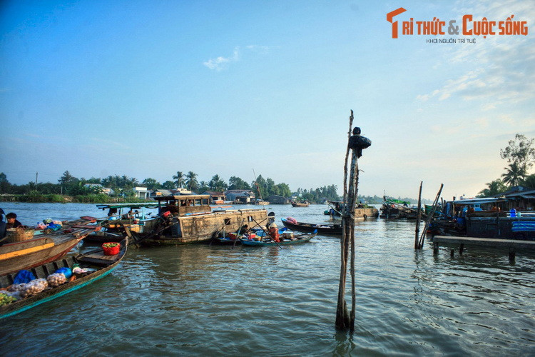 Đầu những năm 2000, để bảo đảm an toàn giao thông đường thủy, chợ nổi Phụng Hiệp đã được di dời về kênh Ba Ngàn, cách vị trí cũ khoảng 3 km.