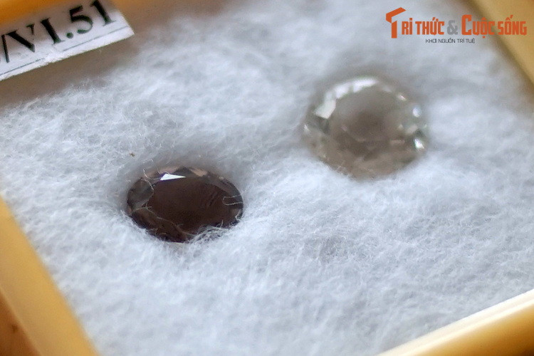 Mẫu thạch anh thu thập ở Bảo Lộc, Lâm Đồng. Thạch anh hay thủy ngọc khoáng vật dioxide silic rất phổ biến trên thế giới. Các tinh thể thạch anh trong suốt có màu sắc đa dạng, từ trong suốt đến tím, hồng, đen, vàng... đã được sử dụng làm đồ trang sức từ rất xa xưa.