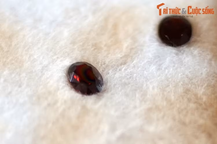 Mẫu zircon thu thập ở Đá Bàn, Bình Thuận. zircon là một khoáng vật thuộc nhóm silicat đảo, tồn tại ở rất nhiều màu khác nhau, bao gồm đỏ, hồng, nâu, vàng, nâu nhạt, đen hoặc không màu. Những mẫu vật lớn được dùng như đá quý bởi vì tính chất phản xạ ánh sáng cao.