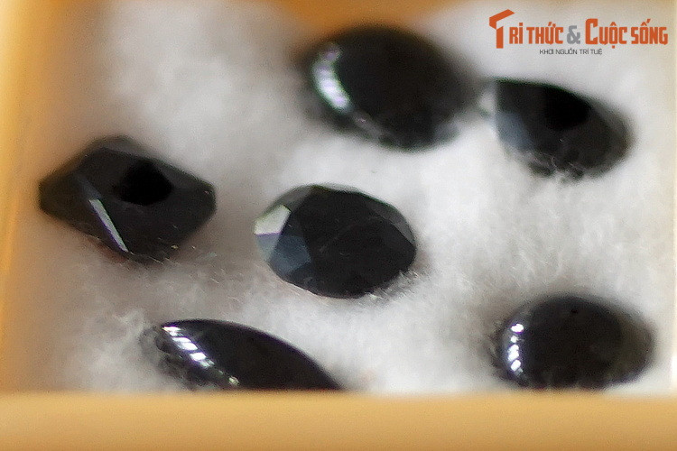 Tektite hay đá thiên thạch, đá tectit, là những vật chất dạng thủy tinh tự nhiên màu đen, xanh lá cây, nâu hoặc xám được hình thành từ các va chạm thiên thạch trên bề mặt trái đất. Loại đá này thường được dùng để chế tác đồ trang sức.