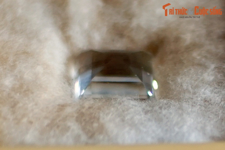 Mẫu topaz thu thập ở Bảo Lộc, Lâm Đồng. Topaz hay hoàng ngọc là một khoáng vật silicat của nhôm và flo. Có độ cứng tương đối cao, ánh thuỷ tinh tương đối mạnh và đặc biệt là có màu sắc đa dạng, topaz là một loại đá quý phổ biến trên thế giới.