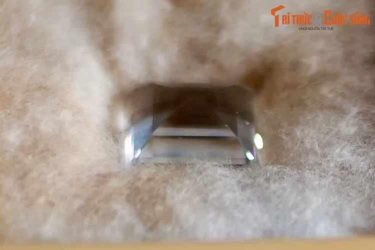 Mẫu topaz thu thập ở Bảo Lộc, Lâm Đồng. Topaz hay hoàng ngọc là một khoáng vật silicat của nhôm và flo. Có độ cứng tương đối cao, ánh thuỷ tinh tương đối mạnh và đặc biệt là có màu sắc đa dạng, topaz là một loại đá quý phổ biến trên thế giới.