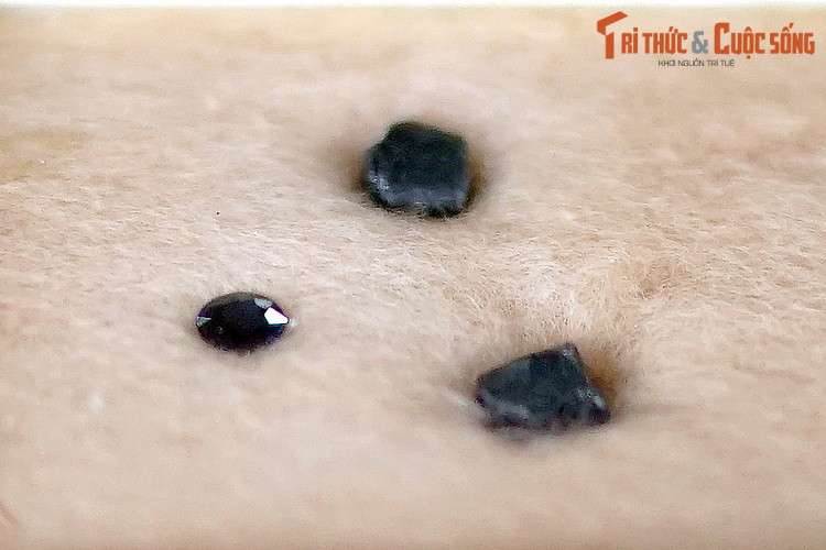 Mẫu sapphire thu thập ở Di Linh, Lâm Đồng. Sapphire bao gồm tất cả các dạng đá quý thuộc nhóm khoáng chất corundum ngoại trừ hồng ngọc. Nó có các màu sắc khác nhau tùy thuộc tỉ lệ tạp chất. Đây là một loại đá quý được con người ưa chuộng.