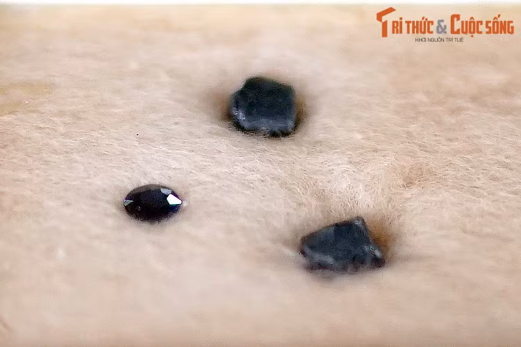 Mẫu sapphire thu thập ở Di Linh, Lâm Đồng. Sapphire bao gồm tất cả các dạng đá quý thuộc nhóm khoáng chất corundum ngoại trừ hồng ngọc. Nó có các màu sắc khác nhau tùy thuộc tỉ lệ tạp chất. Đây là một loại đá quý được con người ưa chuộng.