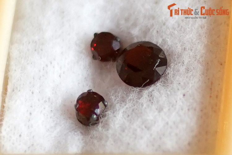 Garnet hay ngọc hồng lựu, đá thạch lựu, là một nhóm khoáng vật silicat có tinh thể kết tinh thành cụm trông như hạt của quả thạch lựu. Loại đá này có thể có màu đỏ, đỏ sẫm, hồng, đen, đỏ nâu, da cam, vàng, phớt lục. Garnet trong suốt thường được sử dụng làm đá quý.