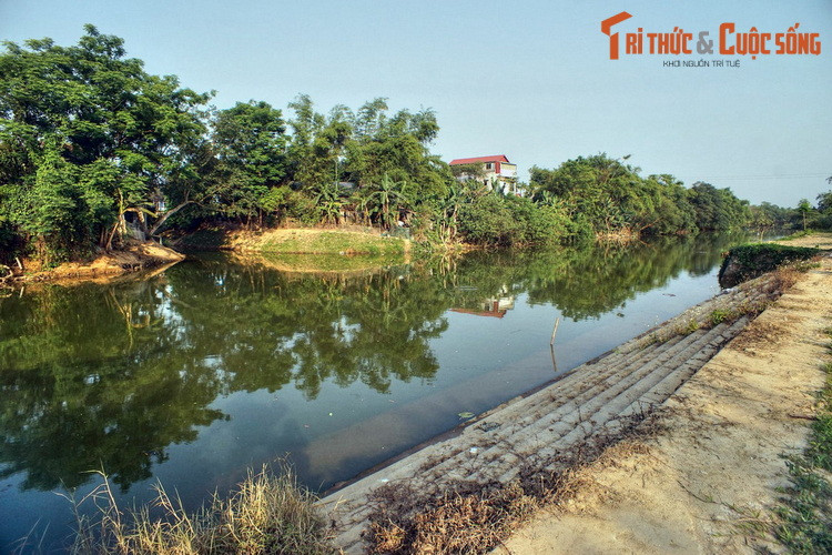 Ngoài sông Hương là sông tự nhiên, các sông còn lại ở ba phía của Kinh thành đều là sông đào. Sông Kẻ Vạn (Hữu hộ thành hà) đào vào năm 1814 – 1815, sông Đông Ba (Tả hộ thành hà) đào năm 1807, sông An Hòa (phía Bắc Kinh thành) được đào năm 1805. Ảnh: Sông Kẻ Vạn.