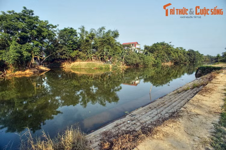 Ngoài sông Hương là sông tự nhiên, các sông còn lại ở ba phía của Kinh thành đều là sông đào. Sông Kẻ Vạn (Hữu hộ thành hà) đào vào năm 1814 – 1815, sông Đông Ba (Tả hộ thành hà) đào năm 1807, sông An Hòa (phía Bắc Kinh thành) được đào năm 1805. Ảnh: Sông Kẻ Vạn.