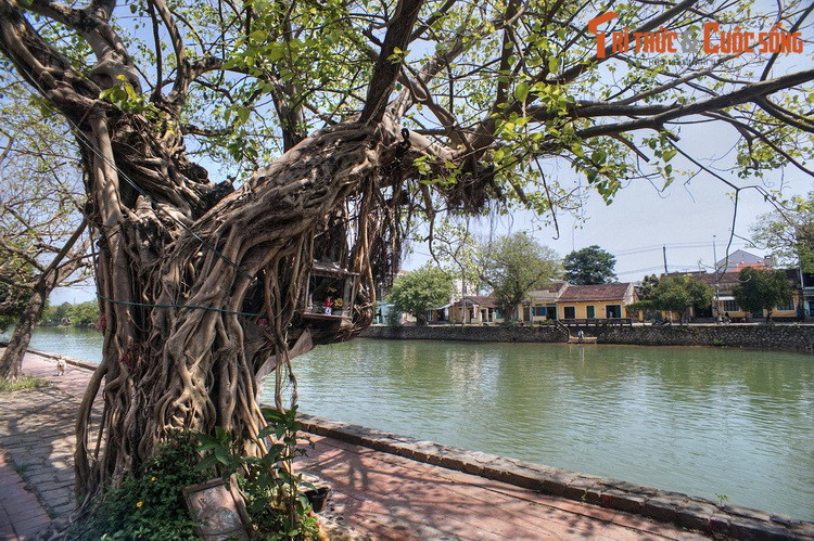 Hệ thống này hình thành từ thời Gia Long (1802-1820) và hoàn thiện dưới thời Minh Mạng (1820-1841), trong đó, hệ thống Hộ thành hà (các con sông bảo vệ thành) được hình thành sớm nhất. Ảnh: Sông Đông Ba, con sông đào thuộc hệ thống Hộ thành hà.