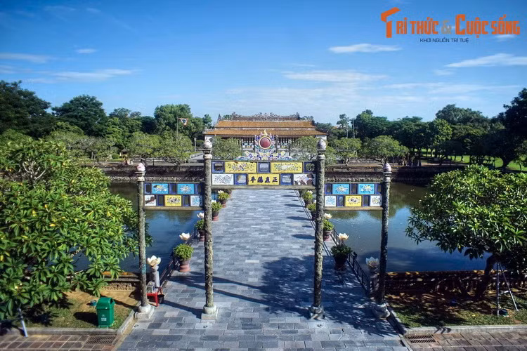 Một số hồ ao trong Kinh thành đảm nhận những vai trò đặc biệt, như hồ Xã Tắc, hồ Thái Dịch có chức năng phong thủy, còn hồ Tàng Thư bảo vệ Tàng Thư Lâu - nơi lưu trữ công văn của triều đình - khỏi sự đe dọa của hỏa hoạn. Ảnh: Cầu Trung Đạo và hồ Thái Dịch nhìn từ Ngọ Môn.