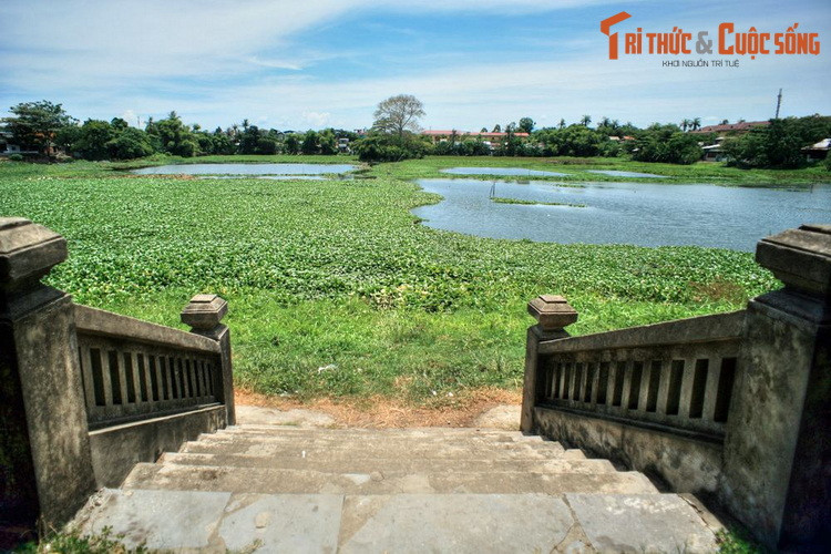 Bên trong Kinh thành còn có hệ thống hồ ao được vua Gia Long và Minh Mạng cho đào mới hoặc cải tạo lại từ vết tích của dòng sông cũ. Ảnh: Hồ Tịnh Tâm, một thắng cảnh trong Kinh thành Huế.
