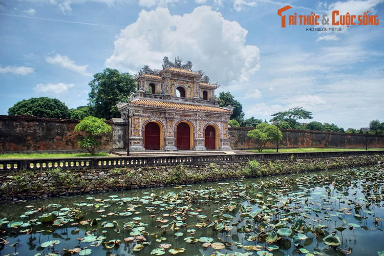 Do đó, hệ thống thủy đạo phát huy được tác dụng rất lớn trên nhiều lĩnh vực như an ninh quốc phòng, giao thông vận tải, cấp và thoát nước, đồng thời còn đảm nhận vai trò bảo vệ, cân bằng môi trường sinh thái, tạo cảnh quan đẹp cho Kinh thành. Ảnh: Hào hộ thành ở khu vực cổng Chương Đức.