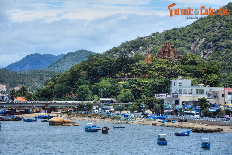 Đỉnh tháp bằng gạch đỏ của tháp Po Nagar nhô lên sau những tán cây xanh của đồi Cù Lao bên bờ sông cái. Tháp Po Nagar được người Chăm xây dựng từ thế kỷ thứ 7, là một di tích lịch sử nổi tiếng của Nha Trang.