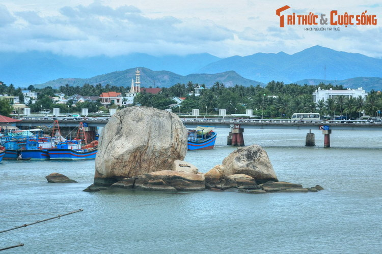 Hòn Đá Chữ nằm ở cửa sông Cái, gồm hai cụm đá nằm gần nhau nhô lên giữa mặt nước. Trên Đá Chữ có khắc nhiều ký tự cổ của người Chăm, do bị bào mòn theo thời gian nên không còn đọc được.