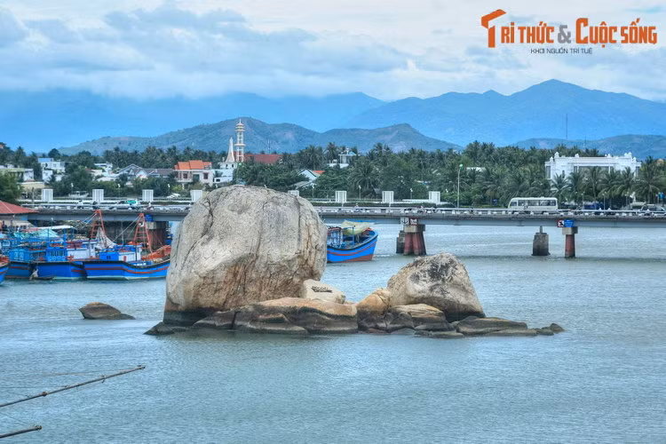 Hòn Đá Chữ nằm ở cửa sông Cái, gồm hai cụm đá nằm gần nhau nhô lên giữa mặt nước. Trên Đá Chữ có khắc nhiều ký tự cổ của người Chăm, do bị bào mòn theo thời gian nên không còn đọc được.