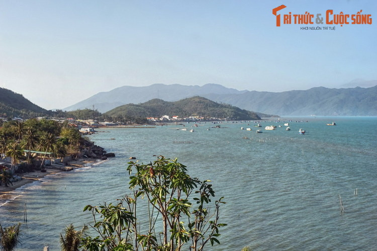 Vịnh Nha Phu cách trung tâm thành phố Nha Trang khoảng 12 km về phía Bắc, nổi tiếng với khung cảnh đẹp cùng tài nguyên hải sản dồi dào. Từ Nha Trang, du khách có thể bắt đầu hành trình khám phá vịnh Nha Phu bằng tàu du lịch từ các bến tàu của thành phố.