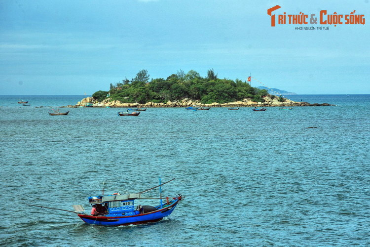 Hòn Đỏ là một đảo nhỏ cách đường bờ biển Nha Trang khoảng 300 mét, trên đảo có chùa Từ. Đây cũng là một thắng cảnh của Nha Trang.