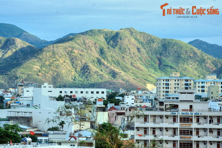 Cảnh núi non hùng vĩ ở ngoại vi Nha Trang nhìn từ tượng đồi Trại Thủy, phía sau chùa Long Sơn. Có bề dày lịch sử hơn một thế kỷ, chùa Long Sơn nổi tiếng với bức tượng Kim Thân Phật tổ (tượng Phật trắng) ngồi thuyết pháp trên đỉnh đồi Trại Thủy.