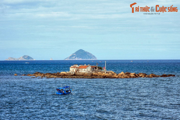 Miếu Ông nằm trên một đảo đá cách cửa sông Cái 500 mét, là một địa điểm tâm linh có lịch sử lâu đời của Nha Trang.