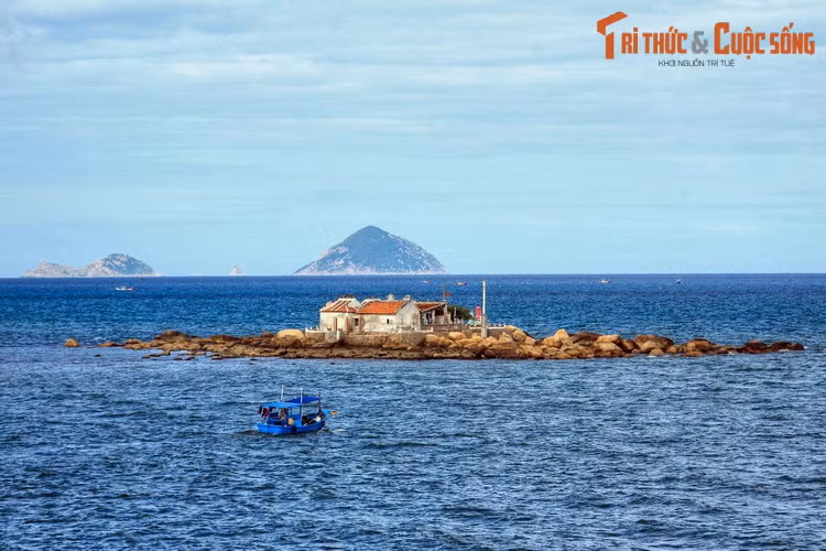 Miếu Ông nằm trên một đảo đá cách cửa sông Cái 500 mét, là một địa điểm tâm linh có lịch sử lâu đời của Nha Trang.