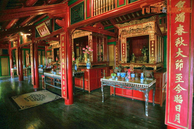 Phía trước tầng hai đặt tượng thờ Phật Tam Thế (Phật A Di Đà, Phật Thích Ca và Phật Di Lặc) cùng các vị Bồ tát Dược Sư, Văn Thù, Phổ Hiền... Phần sau đặt tranh và bài vị của Thành mẫu Thiên Y A Na.