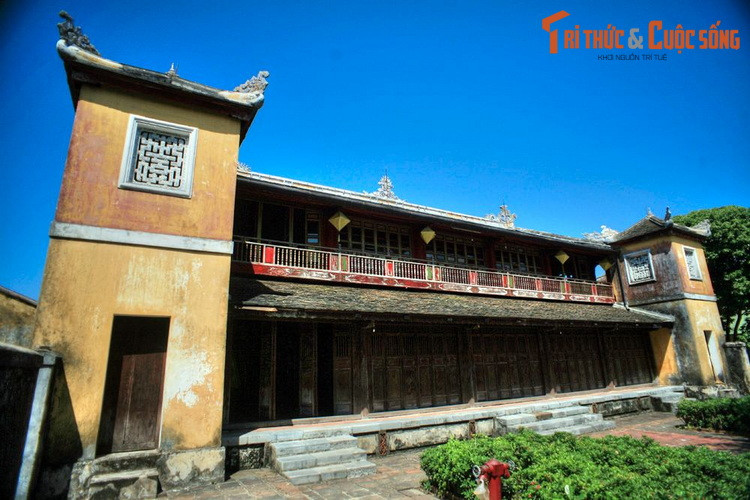 3. Nằm trong khuôn viên cung Diên Thọ, Khương Ninh các (có tên khác là Phước Thọ am) là một ngôi chùa được vua Minh Mạng hạ lệnh xây dựng năm 1830 để phục vụ nhu cầu tín ngưỡng của các nữ nhân trong hậu cung.