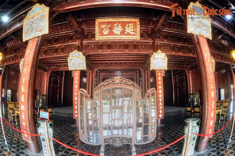 Kết cấu tòa Diên Thọ chính điện được chống đỡ bằng hệ thống cột gỗ và vì kèo tiền doanh làm theo kiểu chồng rường giả thủ, chạm trổ tỉ mỉ, thanh nhã. Nội thất điện còn lưu giữ được nhiều hiện vật quý, đặc biệt là bức hoành phi "Diên Thọ cung" làm năm 1916 và tám bức tranh gương cổ.