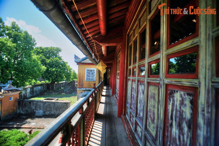 Công trình này là một tòa lầu hai tầng bằng gỗ, kiến trúc cân đối và xinh xắn, nằm trong một khuôn viên độc lập. Tầng dưới của Khương Ninh Các là nơi ăn ở, sinh hoạt của các bà phi tần lớn tuổi đã quy y hoặc xuất gia tu Phật. Tầng trên là nơi thờ tự, gồm phần trước và phần sau.