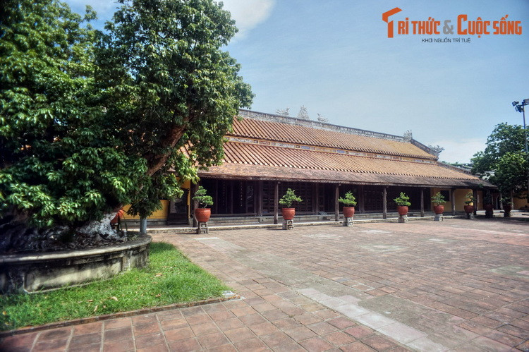 Trải qua nhiều lần tu sửa, cung Diên Thọ ngày nay rộng khoảng 17.500 m2, có khoảng 20 công trình kiến trúc lớn nhỏ khác nhau. Công trình trung tâm của cung Diên Thọ là tòa Diên Thọ chính điện, xây bằng gạch và gỗ sơn đen, rộng 27,5 m, dài 34,7 m, diện tích gần 960 m².