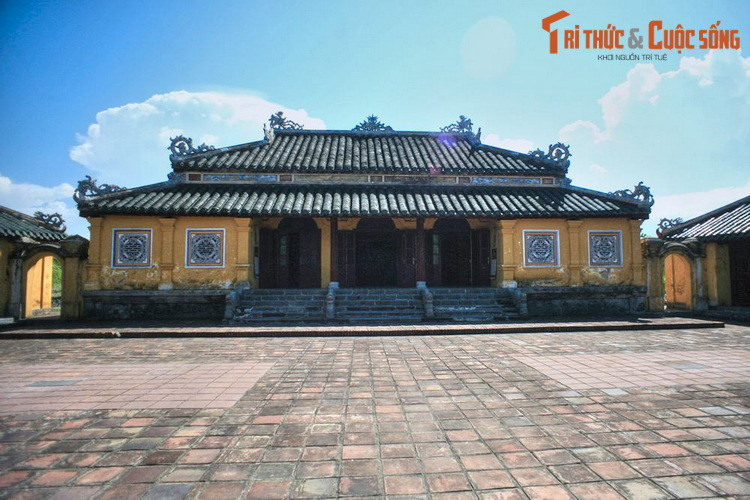 2. Nằm ở phía Tây Bắc Hoàng thành Huế, cung Trường Sanh hay cung Trường Sinh là một quần thể kiến trúc cảnh quan độc đáo, từng được vua Thiệu Trị xếp vào hàng thứ bảy trong Thần kinh nhị thập cảnh - liệt kê 20 thắng cảnh của kinh đô Huế.