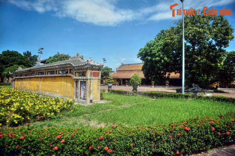 1. Nằm ở phía Tây Hoàng thành Huế, cung Diên Thọ là nơi ở của các Hoàng thái hậu hoặc Thái hoàng thái hậu triều Nguyễn. Đây được coi là hệ thống kiến trúc cung điện quy mô nhất còn lại tại Cố đô Huế.