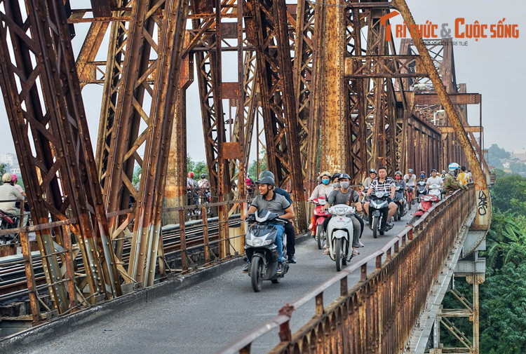 2. Vào 16 giờ ngày 9/10/1954, những người lính Pháp cuối cùng rút khỏi Hà Nội qua cầu Long Biên, Quân đội nhân dân Việt Nam đã hoàn toàn kiểm soát thành phố.