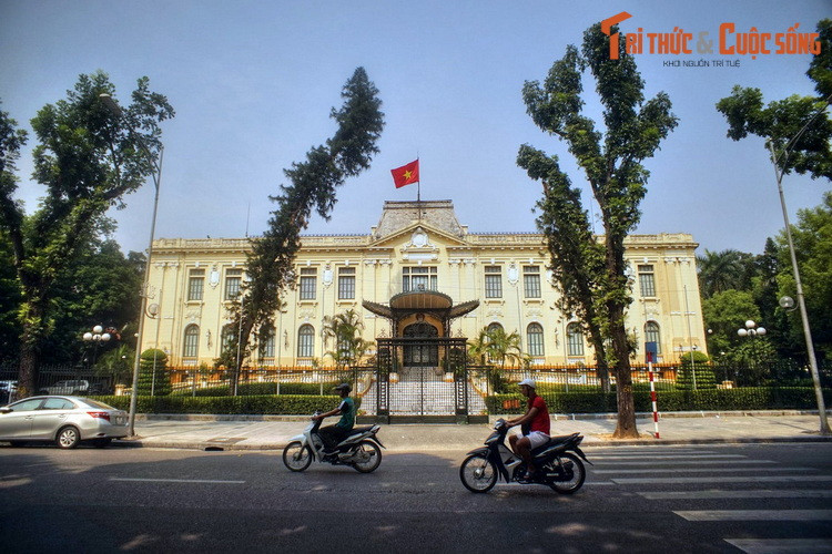 4. Các trụ sở công quyền, công trình lợi ích công cộng, xí nghiệp, bệnh viện, trường học... nằm dưới sự kiểm soát của thực dân Pháp cũng được lực lượng ta tiếp quản thành công, trong đó có địa điểm mang giá trị biểu tượng là phủ Thủ hiến Bắc Việt - Bắc Bộ phủ cũ.