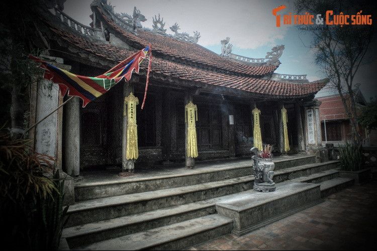 Theo cuốn “Tiền triều phả hệ ngữ lục”, hoàng hậu Bạch Ngọc có tên thật là Trần Thị Ngọc Hoà, quê làng Tri Bản, xã Thổ Hoàng, huyện Hương Khê, tỉnh Hà Tĩnh. Là người tài sắc, đoan trang và đức hạnh, bà được vua Trần Duệ Tông yêu mến và lập làm hoàng hậu.