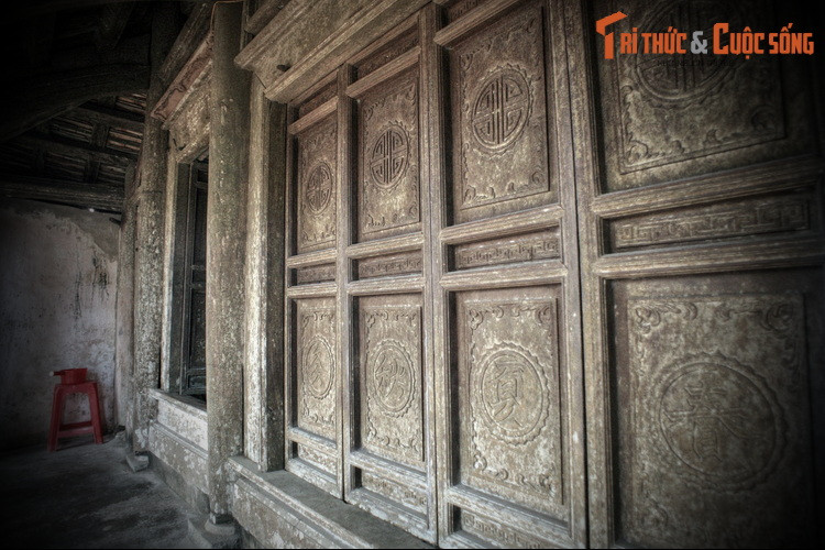 Sau khi vua Duệ Tông tử trận năm 1377, triều Trần lâm vào bất ổn. Đến năm 1400, Hồ Quý Ly tiếm ngôi nhà Trần, khiến đất nước biến loạn. Hoàng hậu Bạch Ngọc và con gái là công chúa Huy Chân cải trang thành người xuất gia, cùng 572 gia nhân rời kinh thành lánh về quê cha.