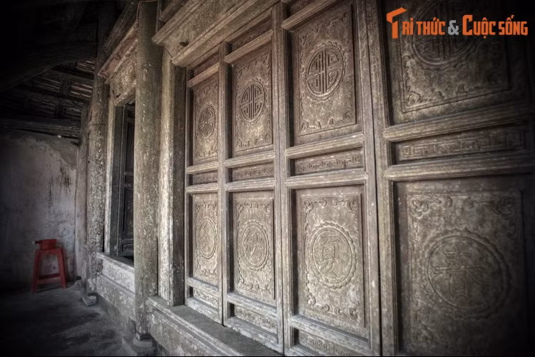 Sau khi vua Duệ Tông tử trận năm 1377, triều Trần lâm vào bất ổn. Đến năm 1400, Hồ Quý Ly tiếm ngôi nhà Trần, khiến đất nước biến loạn. Hoàng hậu Bạch Ngọc và con gái là công chúa Huy Chân cải trang thành người xuất gia, cùng 572 gia nhân rời kinh thành lánh về quê cha.