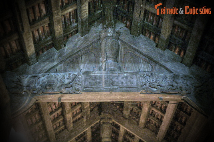 Hoàng hậu Bạch Ngọc cho dựng trại ở một vùng thâm sơn cùng cốc thuộc dãy Trà sơn. Ở nơi rừng thiêng nước độc này, bà chiêu mộ được gần 3.000 người nghèo khổ rồi cùng họ tiến hành công cuộc phá núi, mở đất…