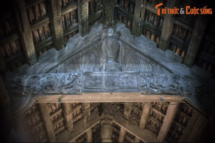 Hoàng hậu Bạch Ngọc cho dựng trại ở một vùng thâm sơn cùng cốc thuộc dãy Trà sơn. Ở nơi rừng thiêng nước độc này, bà chiêu mộ được gần 3.000 người nghèo khổ rồi cùng họ tiến hành công cuộc phá núi, mở đất…